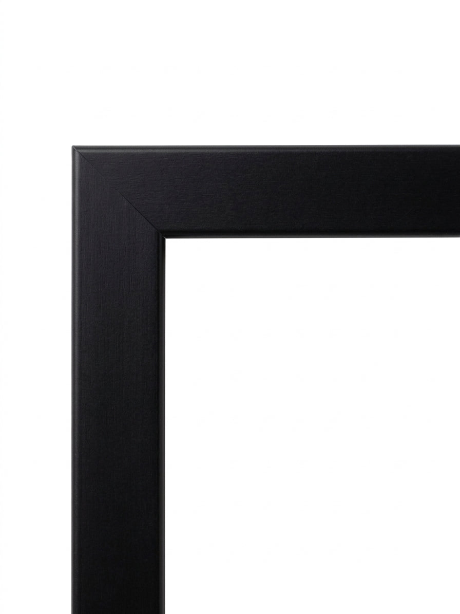 Se bildet i fullskjerm Bilderamme Magnolia i svart (Black, T1096) – 24 mm bred, flat treramme etter mål