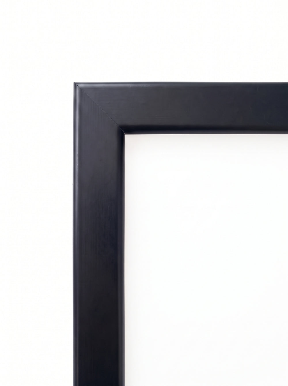 Bilderamme Orkide i svart (Black, T1119) – 15 mm slank, flat treramme etter mål